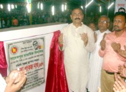 সাংসদ আসতে বিলম্ব, ৮ ঘন্টা মাঠে ক্ষুদে শিক্ষার্থীরা