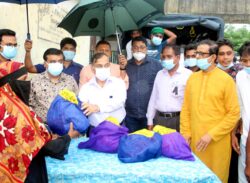 বন্যায় ক্ষতিগ্রস্থ পরিবারের মধ্যে ত্রানসামগ্রী বিতরণ করেন পানিসম্পদ প্রতিমন্ত্রী