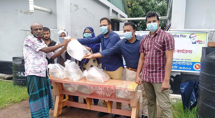 চাষিদের মধ্যে চিংড়ি গবেষণা কেন্দ্রে উৎপাদিত গলদা রেণু বিতরণ