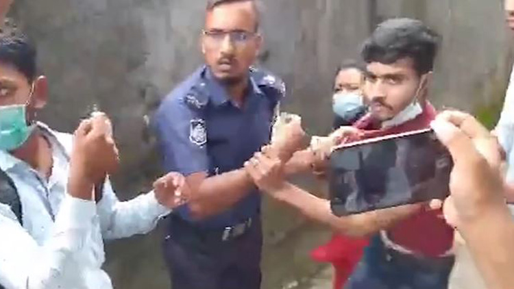 বরগুনায় সিফাতের মুক্তির দাবিতে মানববন্ধন, পুলিশের লাঠিচার্জ, আহত- ১০