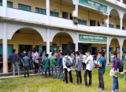 বরিশালে চলছে একাদশে ভর্তি, বাড়তি ফি রাখার অভিযোগ