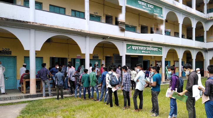 বরিশালে চলছে একাদশে ভর্তি, বাড়তি ফি রাখার অভিযোগ