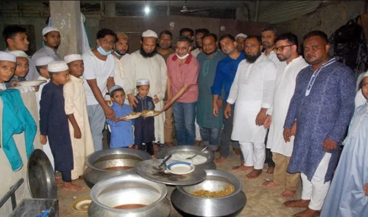 বেগম খালেদা জিয়ার সুস্থ্যতা কামনায় এতিম শিশুদের মধ্যে খাদ্যসামগ্রী বিতরণ