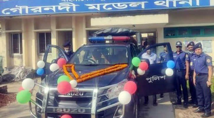 সাজানো গাড়িতে করেই অবসরপ্রাপ্ত চালককে বিদায় দিলেন ওসি