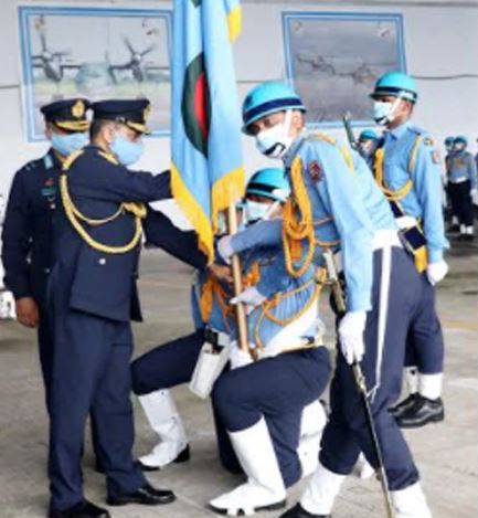 ৭৪ নং বহরকে বিমান বাহিনী পতাকা প্রদান