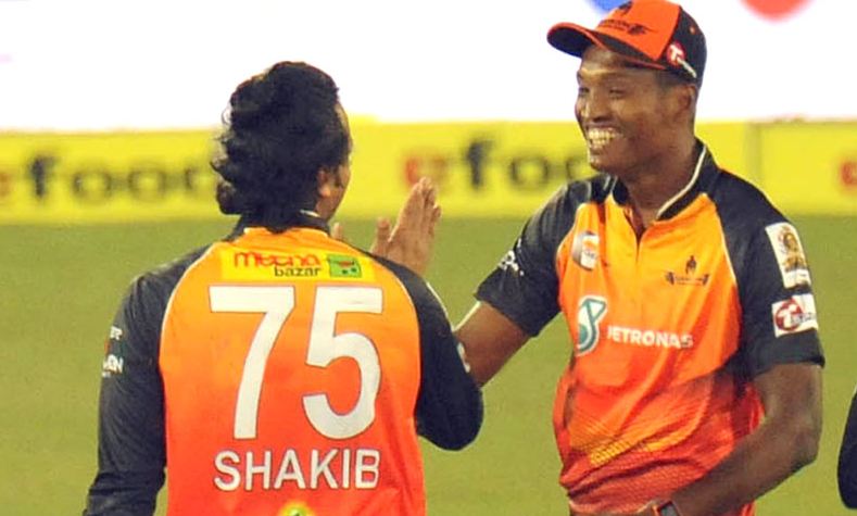 ১৩ মাস পর মাঠে নেমে বল হাতে উজ্জ্বল সাকিব