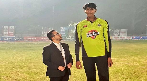 পাত্রী খুঁজে পাচ্ছেন না পাকিস্তানের সবচেয়ে লম্বা ক্রিকেটার