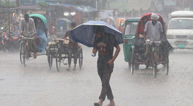 সকালেই বৃষ্টিতে ভিজল ঢাকা, মেঘলা থাকবে সারা দিন