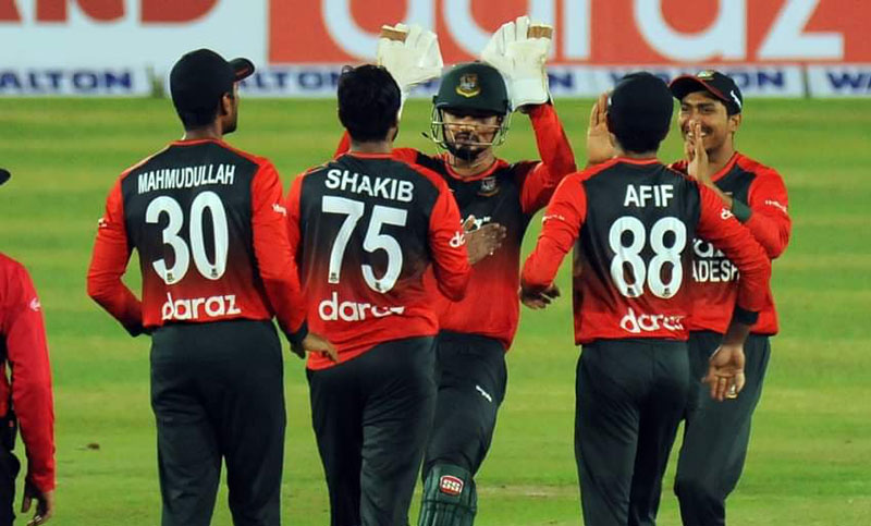 অস্ট্রেলিয়াকে আটকে রাখলেন বোলাররা; এবার পালা ব্যাটসম্যানদের