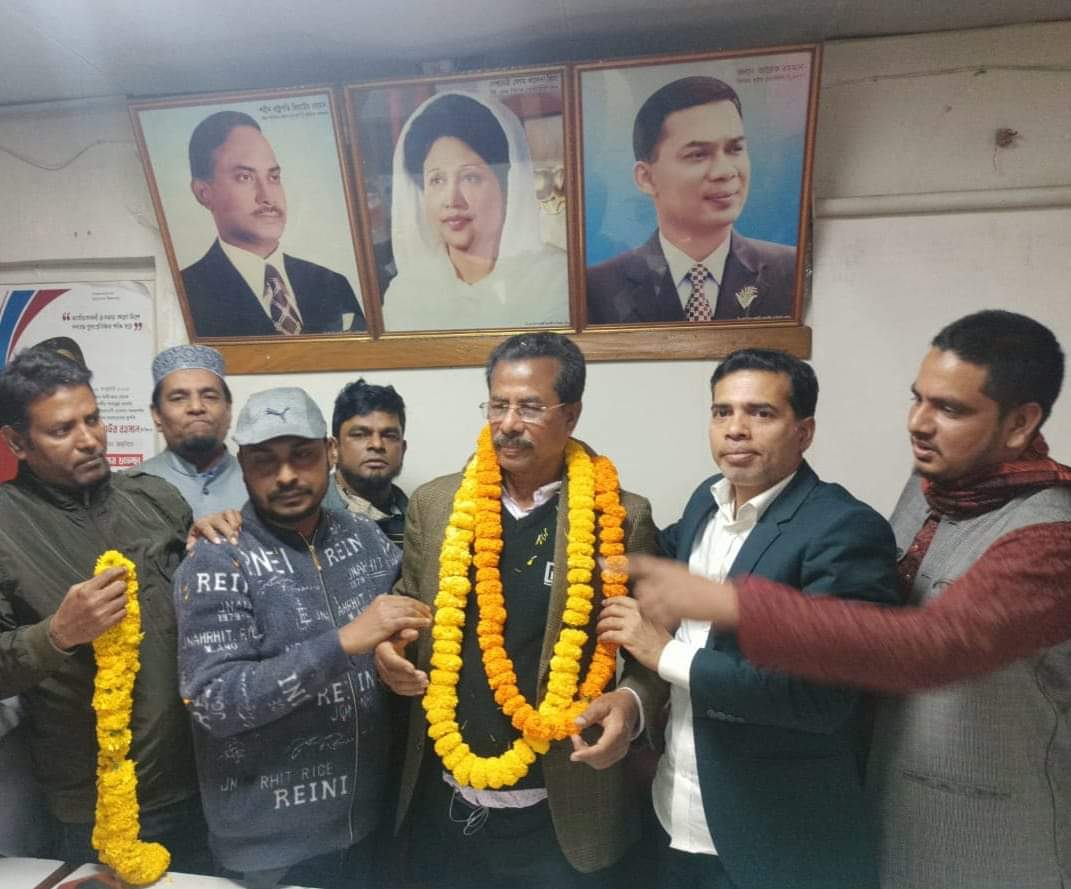 জামিনে মুক্তি পেয়ে ফুলের শুভেচ্ছায় সিক্ত বিএনপি নেতা আবুল হোসেন